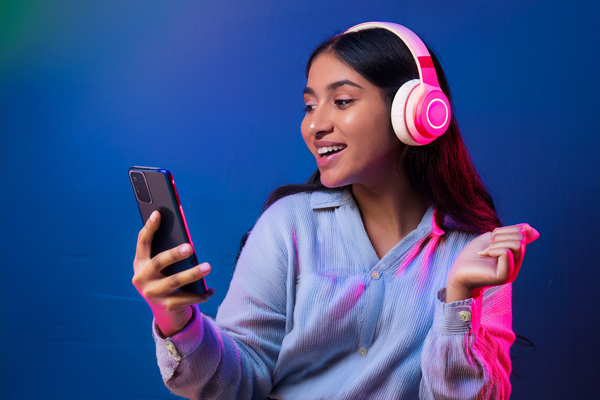 Una persona escuchando música con auriculares, disfrutando de una sesión de DJ.